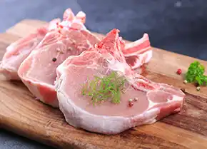 geschnittenes rohes Schweinefleisch auf einem Brett